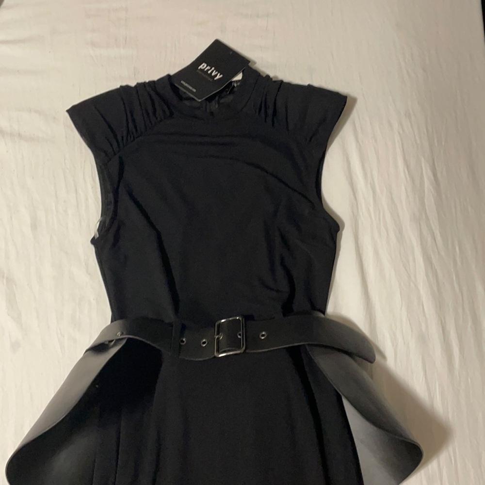 Vestido negro con cinturón ancho nuevo sin usar